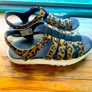 Tom’s Leopard Print Fisherman Sandals. Size 9.